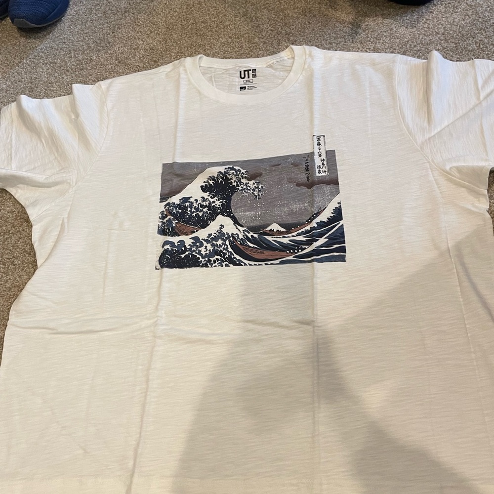 Uniqlo NWOT Men’s 3XL White Shirt “The Great Wave.”